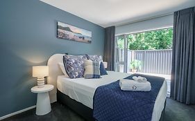 Auckland City Escape Modern Home With Spa Pool
